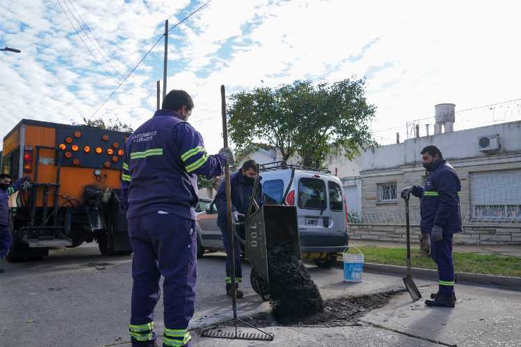 Vicente López avanza con trabajos de bacheo y asfalto en Florida Oeste