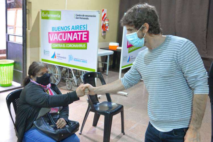 Juan Andreotti visitó el nuevo vacunatorio contra el COVID-19 que funciona en la sede de Unión Ferroviaria
