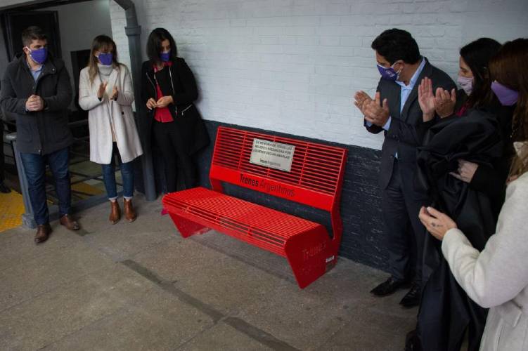 Galmarini, Marinucci y Vannelli inauguraron un Banco Rojo contra la violencia de género en la Estación Vicente López de la Línea Mitre