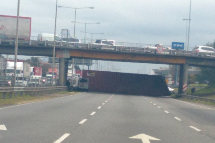 Ramal Pilar: corte total por el choque de un camión, un auto y una camioneta