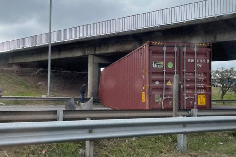Ramal Pilar: corte total por el choque de un camión, un auto y una camioneta