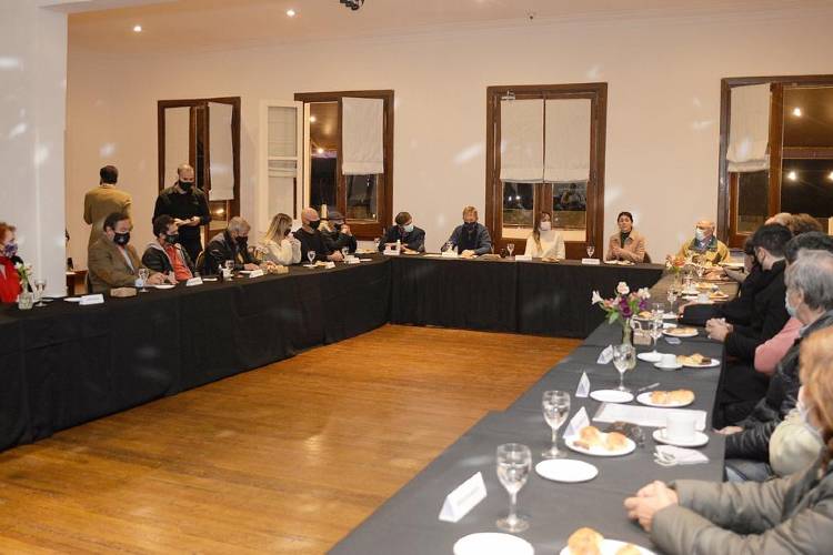 Malena Galmarini se reunió con los presidentes de clubes de remo de Tigre Reunión clubes de Remo