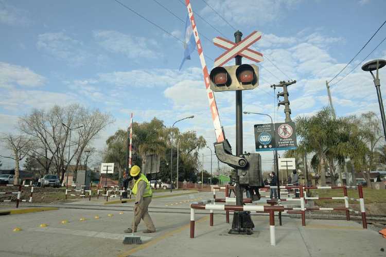 renovado paso a nivel de la calle Perú que une El Talar y General Pacheco