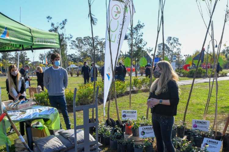 Juan Andreotti plantó flores y árboles autóctonos junto al equipo de voluntarios “Eco Vecinos” 