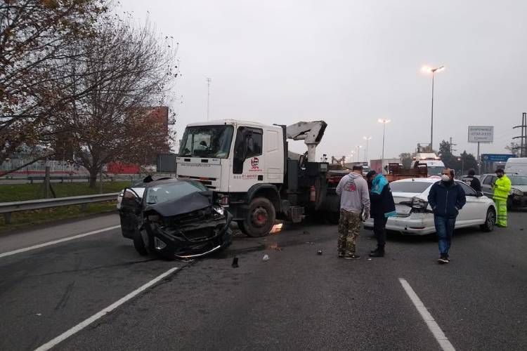 Un herido leve tras un choque múltiple entre ocho vehículos en la autopista Panamericana