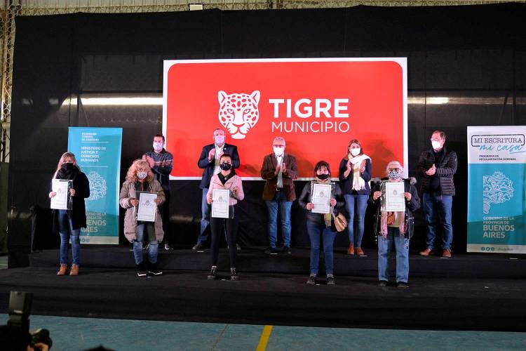 Entregan escrituras a 165 familias de Tigre