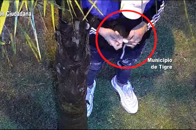 Las cámaras de Tigre lo captaron preparando un arma “tumbera” y fue detenido Las cámaras de Tigre lo captaron preparando un arma “tumbera” y fue detenido