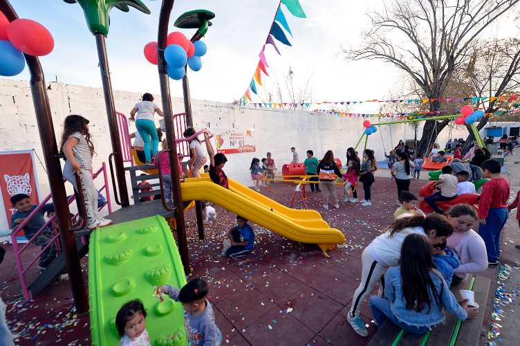 El intendente Julio Zamora junto a la concejala Gisela Zamora encabezaron la inauguración de la plazoleta Almirante Brown El intendente Julio Zamora junto a la concejala Gisela Zamora encabezaron la inauguración de la plazoleta Almirante Brown