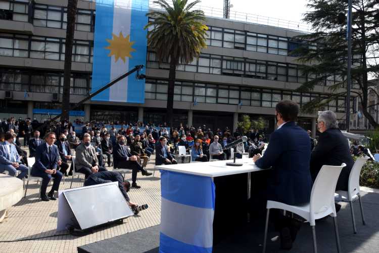 Fernando Moreira recibió a Alberto Fernández en el 171° aniversario de la muerte del General San Martín Fernando Moreira recibió a Alberto Fernández en el 171° aniversario de la muerte del General San Martín