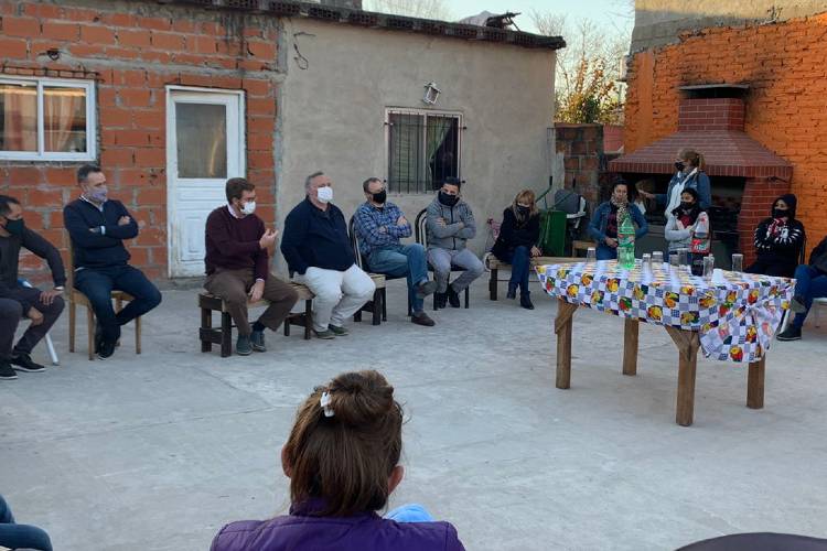 De la Torre acompañó a Massot en una charla con vecinos de Tigre De la Torre acompañó a Massot en una charla con vecinos de Tigre