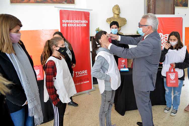 Tigre entregó nuevos anteojos en escuelas del Distrito Tigre entregó nuevos anteojos en escuelas del Distrito