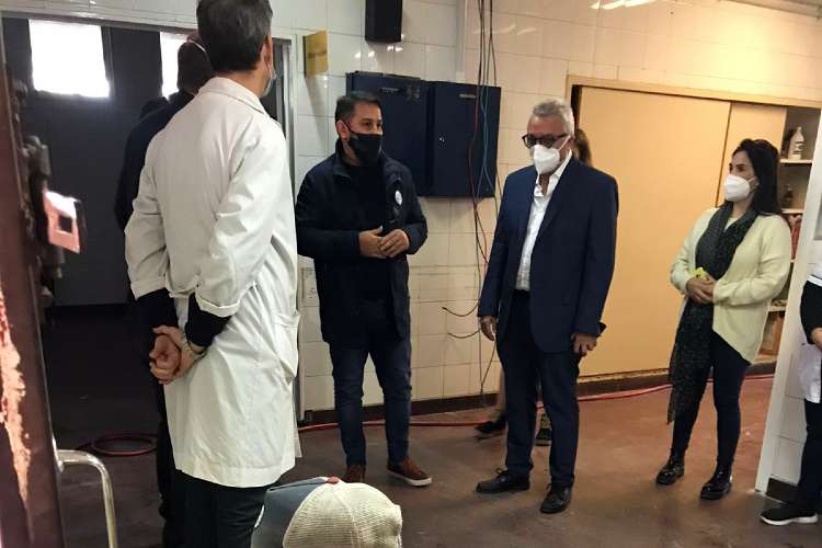 Durante la recorrida, el intendente estuvo acompañado por el Director Diego Morera, Gastón Alfonzo Director provincial de Infraestructura de Hospitales y Agustín López Subjefe de Gabinete de la Dirección de Infraestructura de Hospitales.