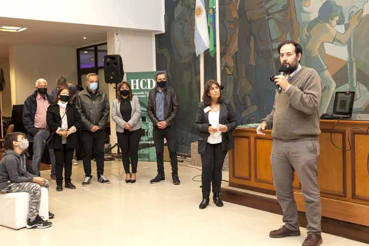 Mantelli inaugura la muestra “Sucedía En Las Aulas” Mantelli inaugura la muestra “Sucedía En Las Aulas”