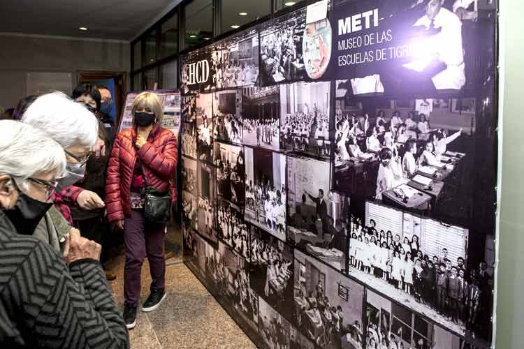 Mantelli inaugura la muestra “Sucedía En Las Aulas” Mantelli inaugura la muestra “Sucedía En Las Aulas”
