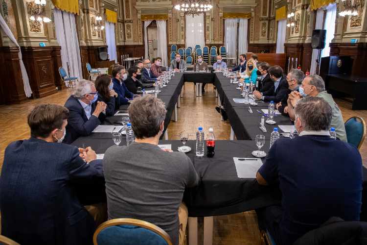 Kicillof se reunió con intendentes e intendentas de la primera sección electoral Kicillof se reunió con intendentes e intendentas de la primera sección electoral