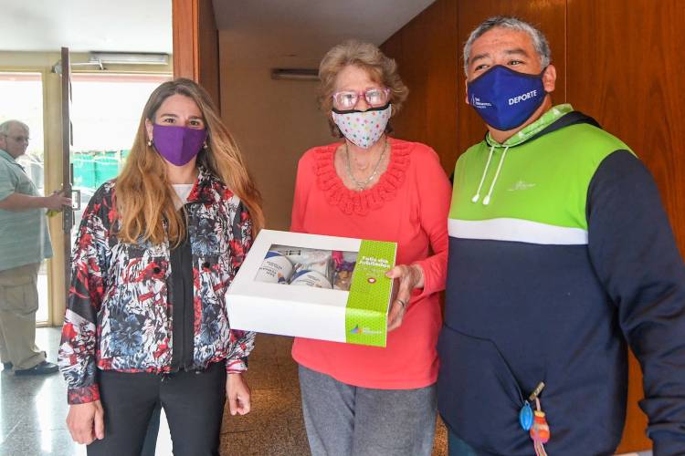 Juan Andreotti entregó desayunos y obsequios a los jubilados de San Fernando en su día