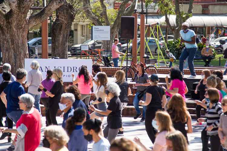 Furor por las clases de salsa y ritmos latinos en Martínez Furor por las clases de salsa y ritmos latinos en Martínez