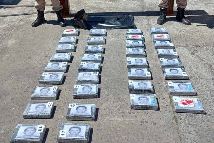 Prefectura secuestro de casi 37 kilos de cocaína en el Río de la Plata Prefectura secuestro de casi 37 kilos de cocaína en el Río de la Plata