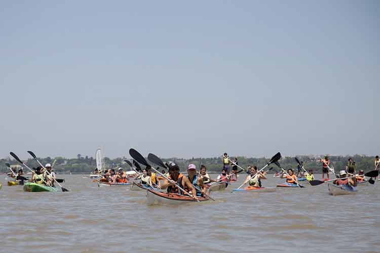 Con una travesía en canotaje, un centenar de vecinos visitaron las islas de San Isidro