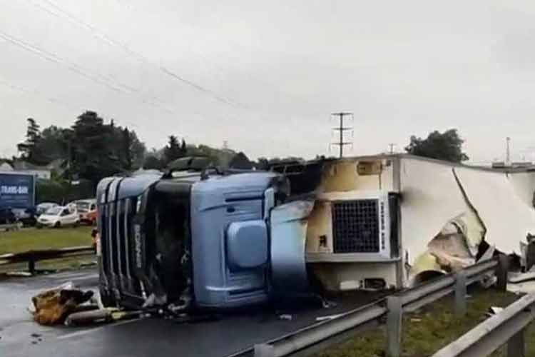 Choque y vuelco de un camión en Panamericana altura Escobar Choque y vuelco de un camión en Panamericana altura Escobar