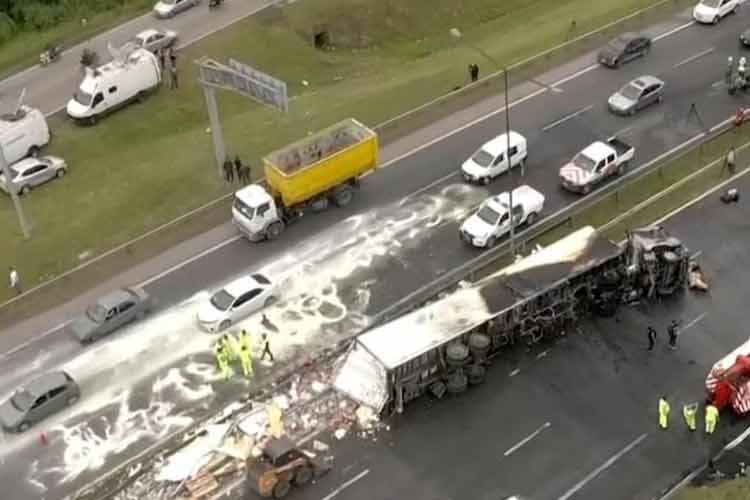 Choque y vuelco de un camión en Panamericana altura Escobar Choque y vuelco de un camión en Panamericana altura Escobar