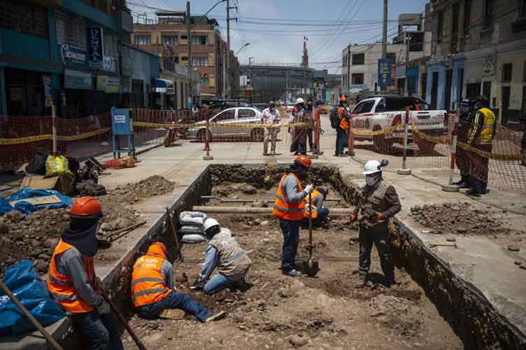 Hallan restos de un cementerio prehispánico bajo una calle de Lima