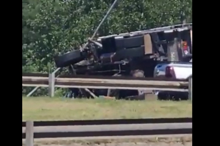 Un muerto y un herido tras el vuelco de un camión en la colectora de Panamericana