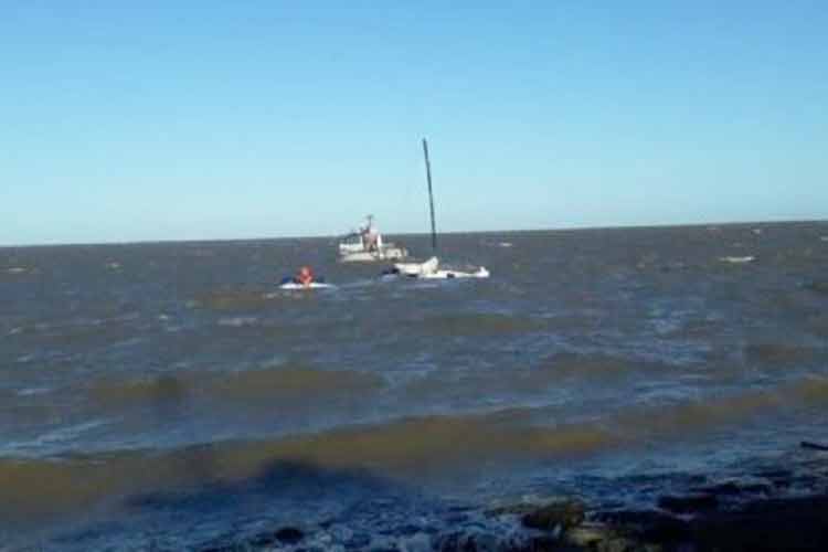 Rescatan a la tripulación de un velero que quedó sin propulsión cerca del puerto de Olivos