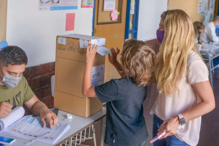 Juan y Eva Andreotti votaron en el Colegio San José en Victoria. Juan y Eva Andreotti votaron en el Colegio San José en Victoria.