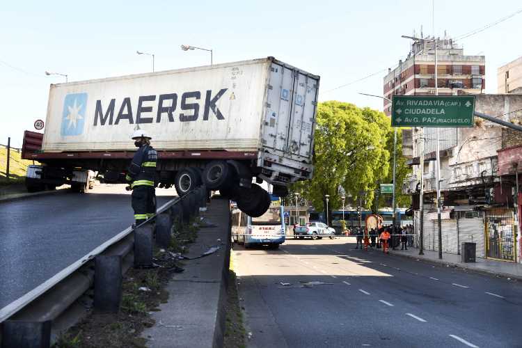 Un camión quedó sin freno y cayó en el acceso a la General Paz a la altura de Liniers