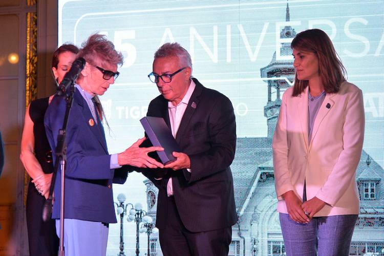 Amanda Zocchi de Ubieto recibe un reconocimiento del municipio de Tigre