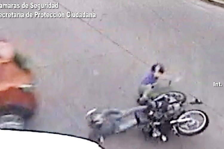Impactante choque entre una moto y un auto en Don Torcuato