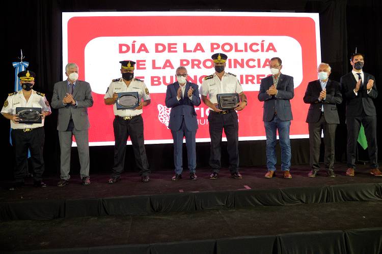 El Municipio de Tigre homenajeó a efectivos de la policía Bonaerense y entregó nuevos móviles
