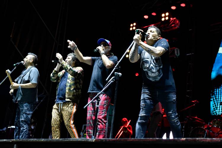 Con un vibrante recital de Los Auténticos Decadentes Tigre abrió su temporada de verano Con un vibrante recital de Los Auténticos Decadentes Tigre abrió su temporada de verano