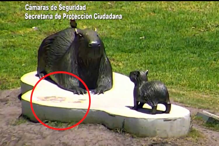 Roban un carpincho de bronce de la estación de trenes de Tigre y fueron detenidos Roban un carpincho de bronce de la estación de trenes de Tigre y fueron detenidos