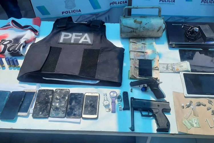 Detienen a cuatro hombres y les secuestran armas y ropas policiales en Pilar Detienen a cuatro hombres y les secuestran armas y ropas policiales en Pilar