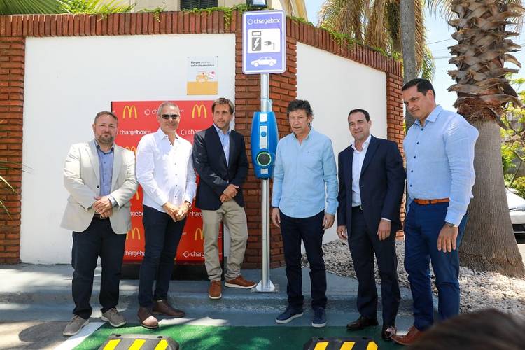 En el MC Donald’s de San Isidro presentaron la primera estación de carga para automóviles eléctricos