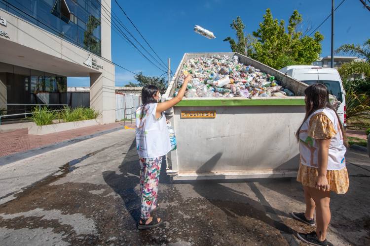 San Fernando ya recicló más de 20 toneladas de “Botellas de Amor” con plásticos de un solo uso.