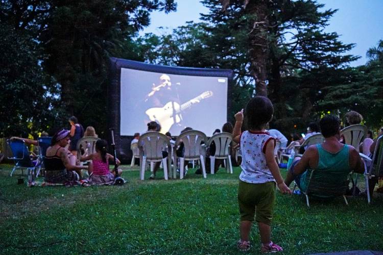 Vecinos disfrutaron la noche de Cine al Aire Libre en Quinta Trabucco