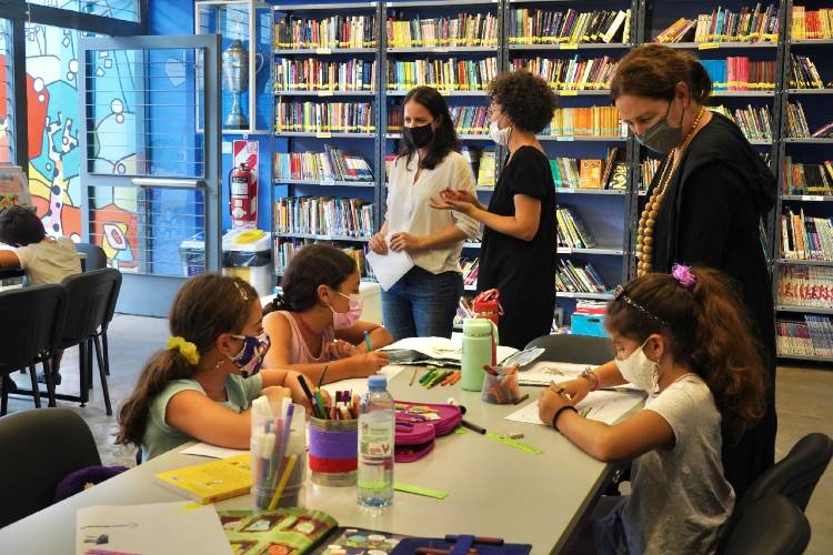 Soledad Martínez visitó un taller de historietas para niños en la Biblioteca Municipal.