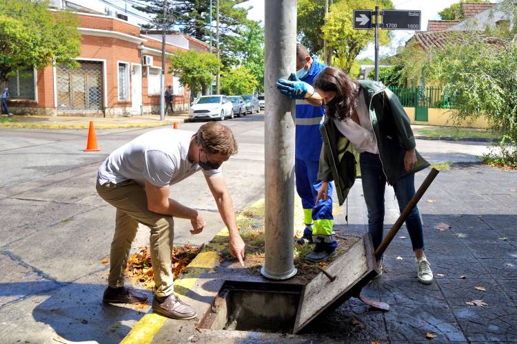 Continúa la limpieza y mantenimiento de sumideros en Vicente López