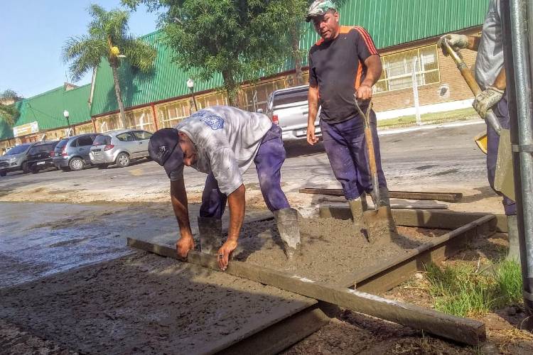 El Talar: el Municipio de Tigre construye veredas y dársenas de estacionamiento en el barrio Almirante Brown. El Talar: el Municipio de Tigre construye veredas y dársenas de estacionamiento en el barrio Almirante Brown.