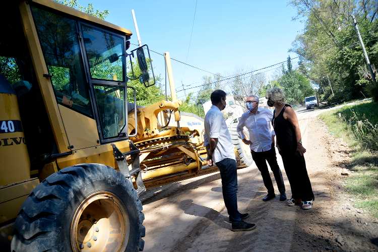 Julio Zamora recorrió el avance de obras de asfalto en el barrio La Bota de Benavídez