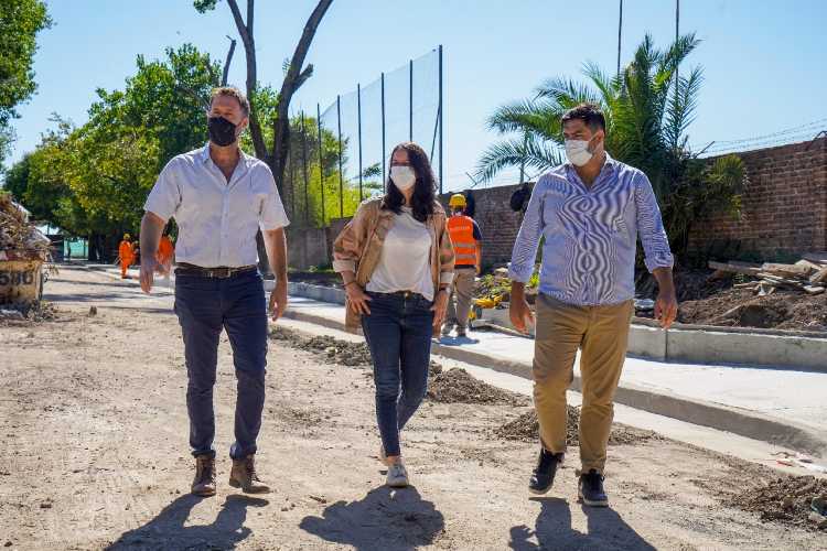 Soledad Martínez recorrió las obras de renovación en el Paseo de la Costa