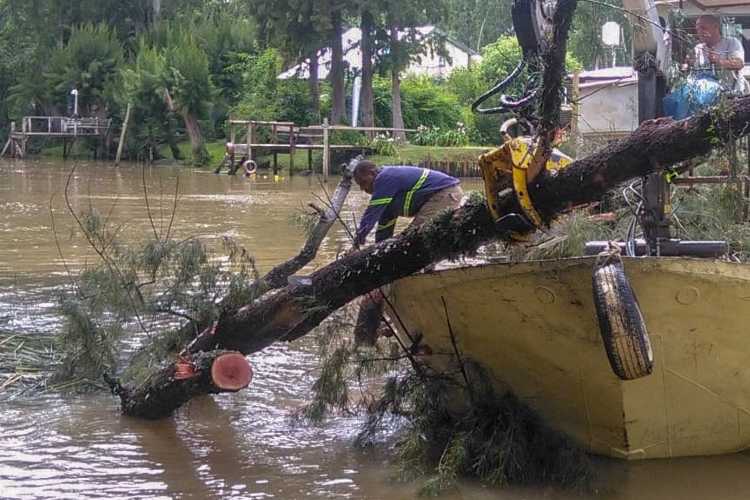 El Municipio realizó tareas de mantenimiento en vías navegables en el Delta de Tigre