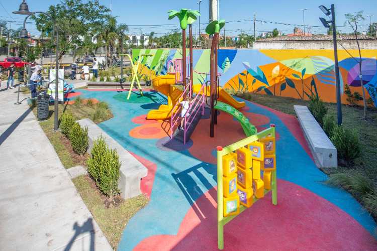 Juan Andreotti inauguró la nueva “Plaza Memoria y Corazón”, en el barrio San Jorge Juan Andreotti inauguró la nueva “Plaza Memoria y Corazón”, en el barrio San Jorge