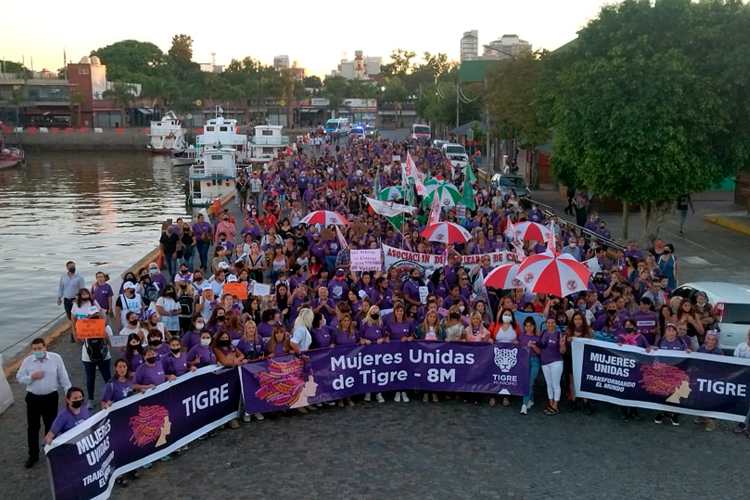 Multitudinaria marcha por el 8M en Tigre