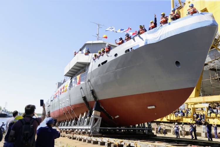 Se realizó la botadura de una nueva embarcación construida en el Astillero Río Santiago