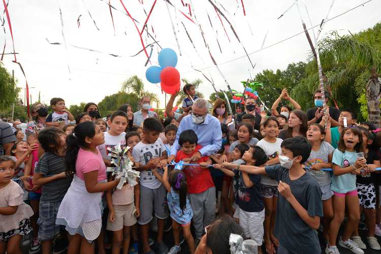 Julio Zamora inauguró una nueva plazoleta en Troncos del Talar