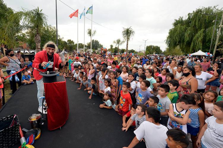 Julio Zamora inauguró una nueva plazoleta en Troncos del Talar 
